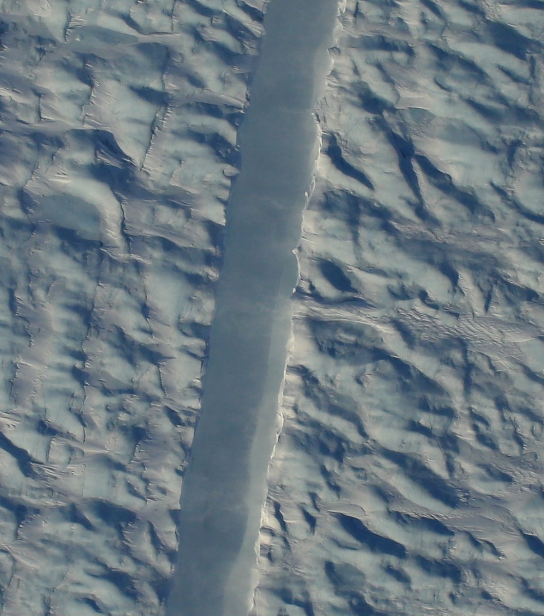 На крупнейшем леднике в Гренландии отыскали необычную трещину