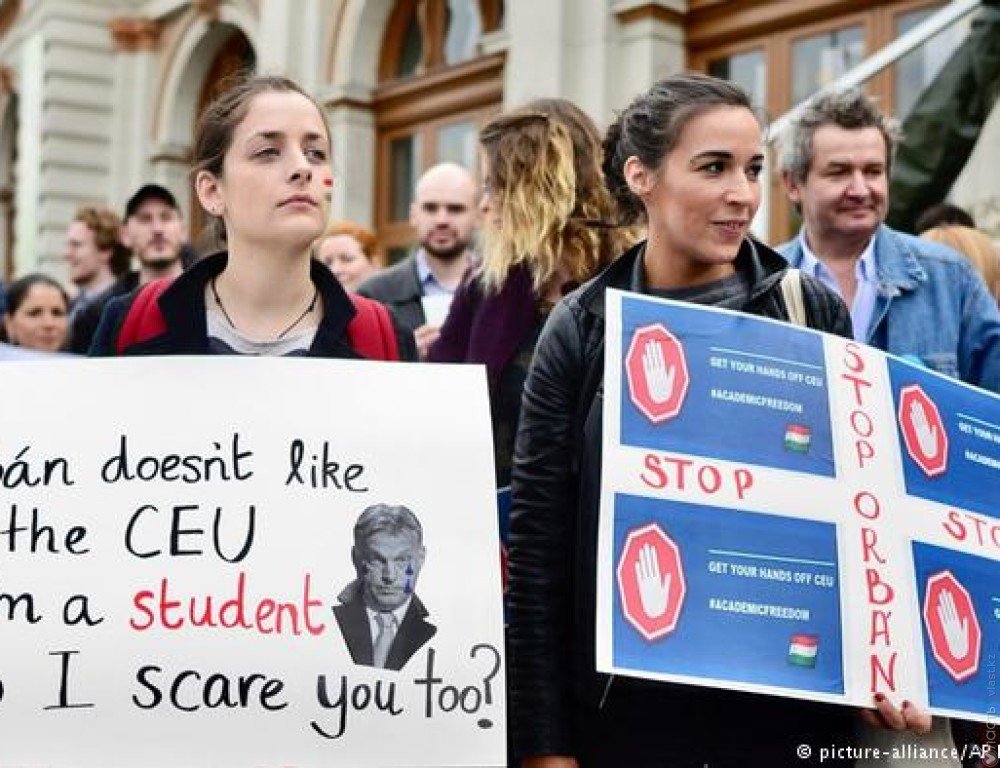 В Венгрии прошла масштабная акция протеста против вероятностного закрытия университета Сороса