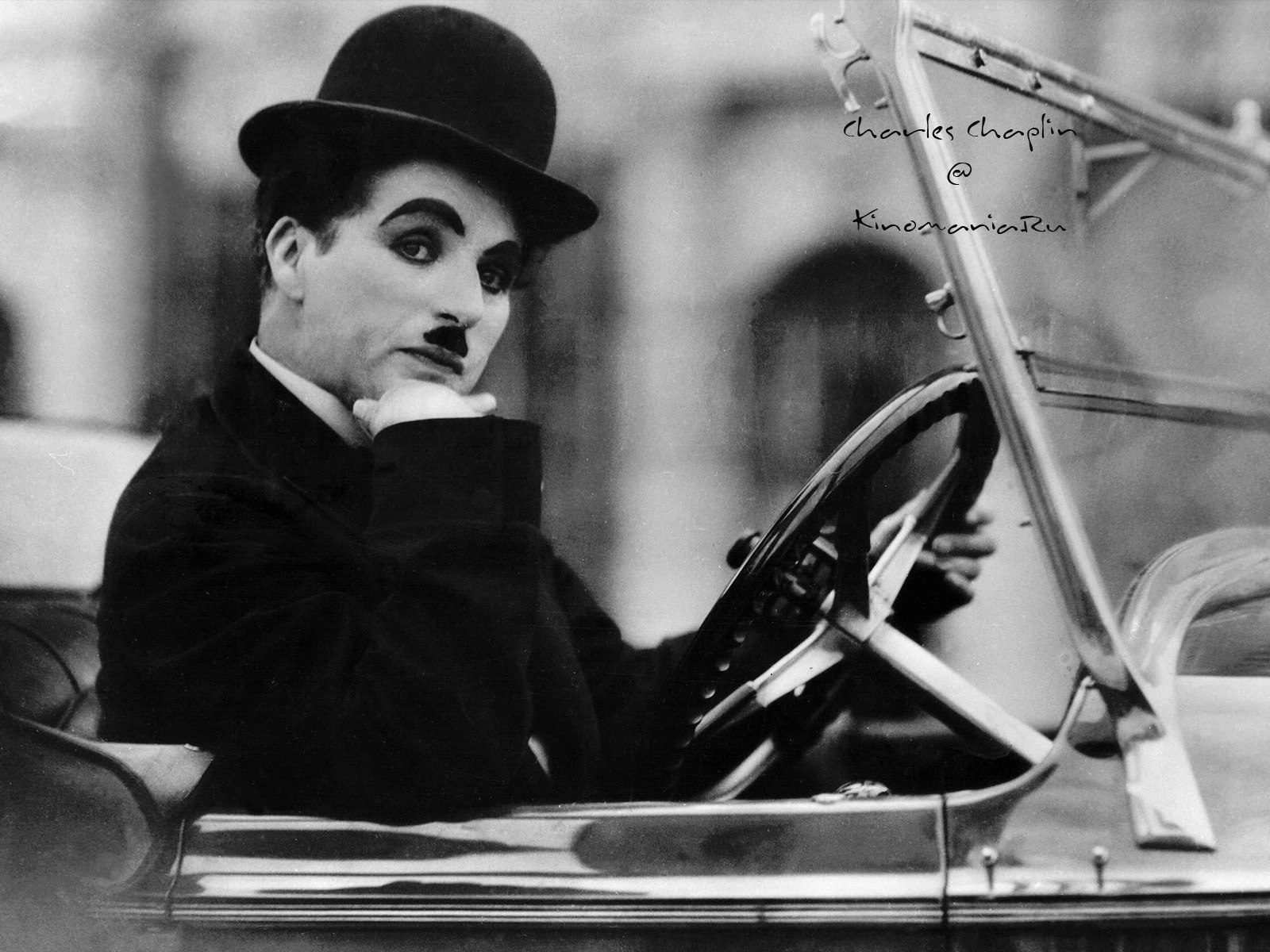 В Швейцарии несколько сотен фанатов отметили день рождения Чарли Чаплина