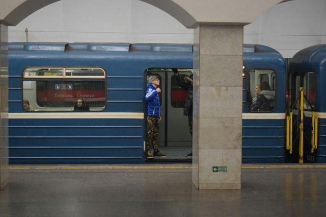 На «синей ветке» петербургского метро произошел сбой в движении