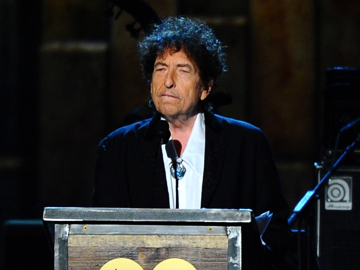 Бобу Дилану вручили Нобелевскую медаль в Стокгольме