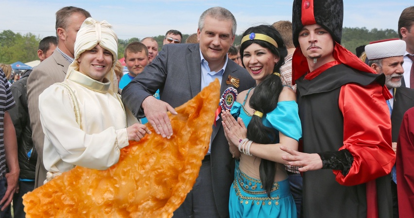 Побили рекорд и счастливы: в Крыму испекли немалый чебурек