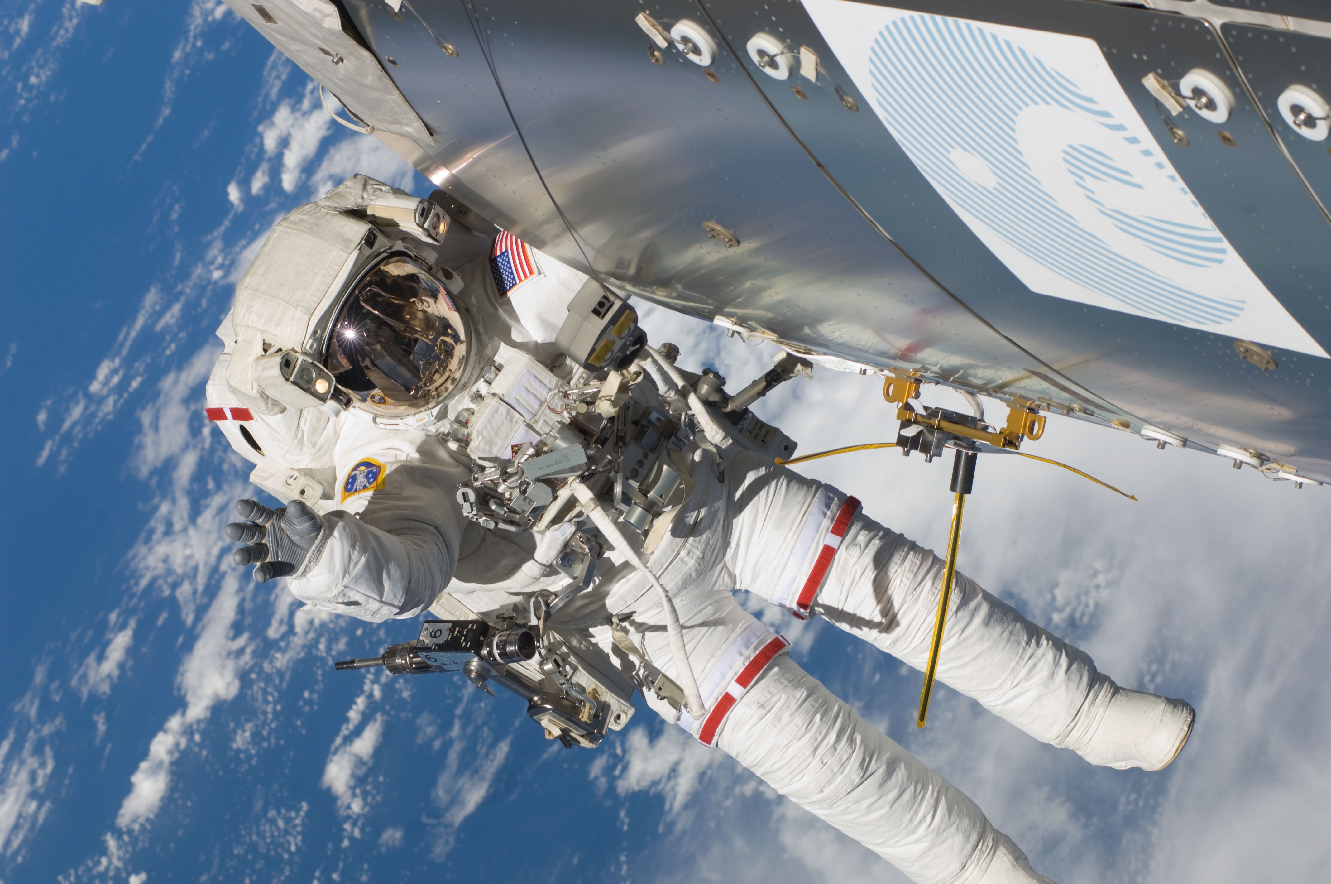 Астронавты НАСА вышли в открытый космос и отремонтировали МКС