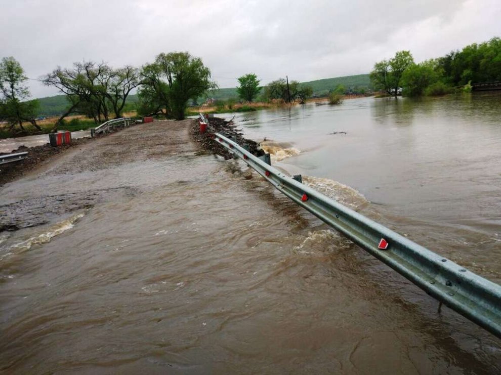 Некоторое количество дней потребуется на восстановление временного моста около Кроуновки в Приморье