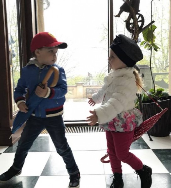 Детки-конфетки: Галкин порадовал новыми фотоснимками двойняшек