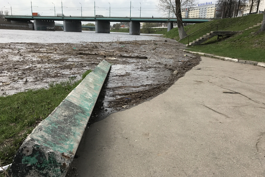 Из-за поднятия уровня воды в Волге подтоплена набережная в Рыбинске