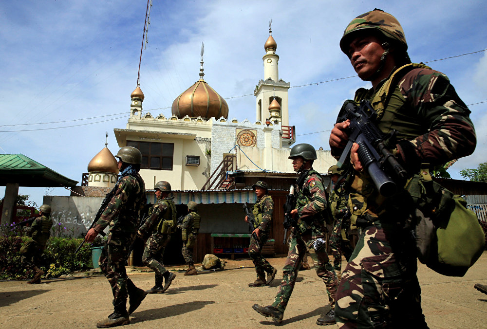 Исламские террористы захватили город на Филиппинах: кадры боев