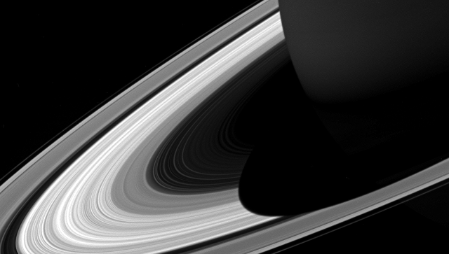 «Кассини» снял огромную тень Сатурна на его кольцах