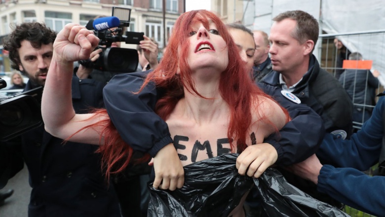 Участницы движения Femen протестовали рядом с участком для голосования Ле Пен