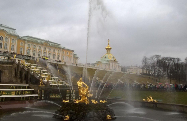 Открытие фонтанов в холодном Петергофе