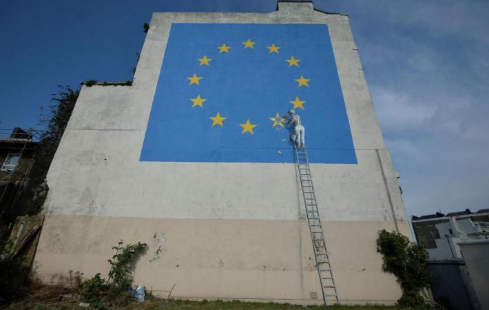 Бэнкси нанес на стену в Дувре флаг европейского союза всего с 11 звездами