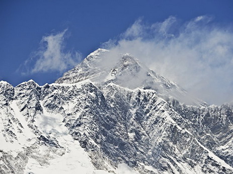 Старейший альпинист мира скончался при попытке вновь покорить Эверест
