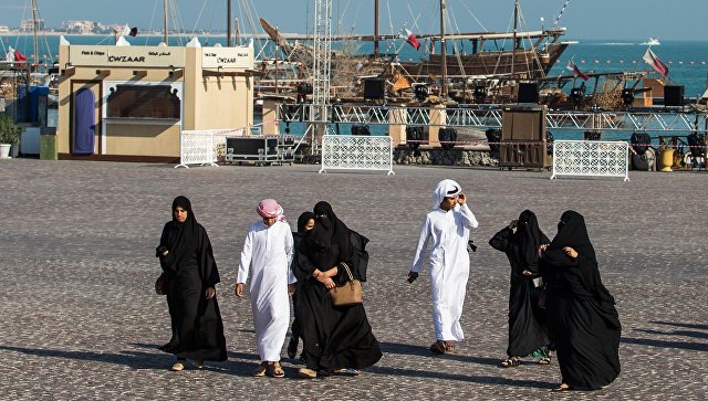 В ожидании финансовой блокады граждане Катара сметают еду с прилавков магазинов