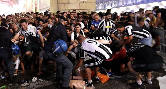 Хаос во время матча в Италии: кадры с места массовой давки