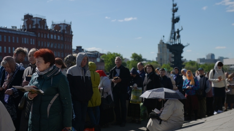 Свыше 242 тыс человек уже поклонились мощам Николая Чудотворца в российской столице