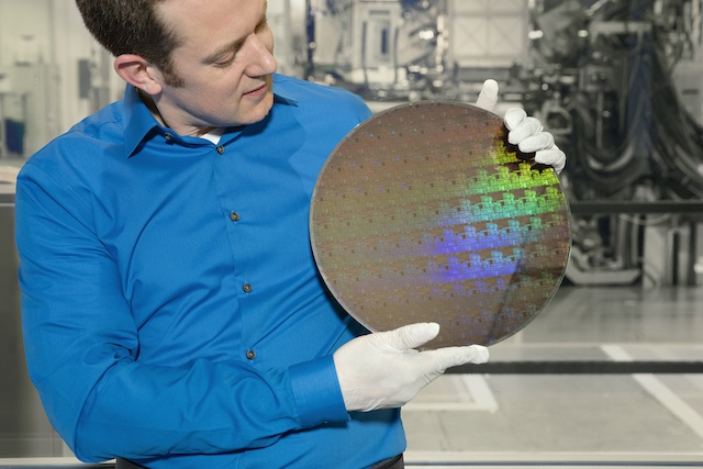 IBM уместили 30 млрд транзисторов на чип размером с ноготь