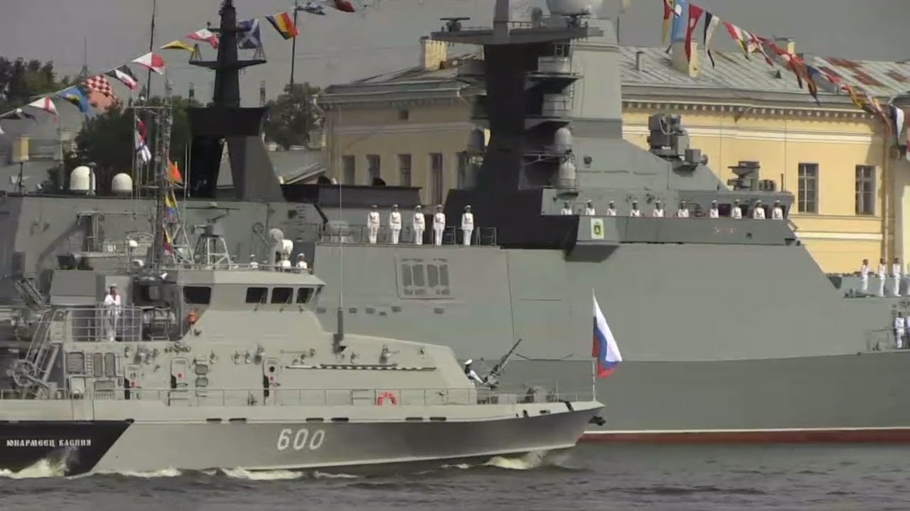 Самый яркие моменты парада ВМФ в Петербурге