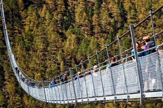 В Швейцарии открыли самый длинный в мире пешеходный висячий мост