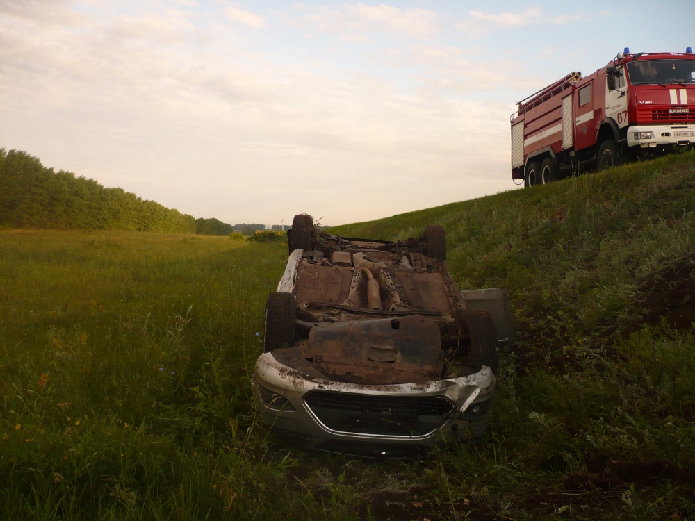 В Татарстане иностранная машина вылетела с дороги, один человек умер