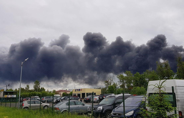 Сильный пожар в Петербурге тушили вертолеты и спецпоезд
