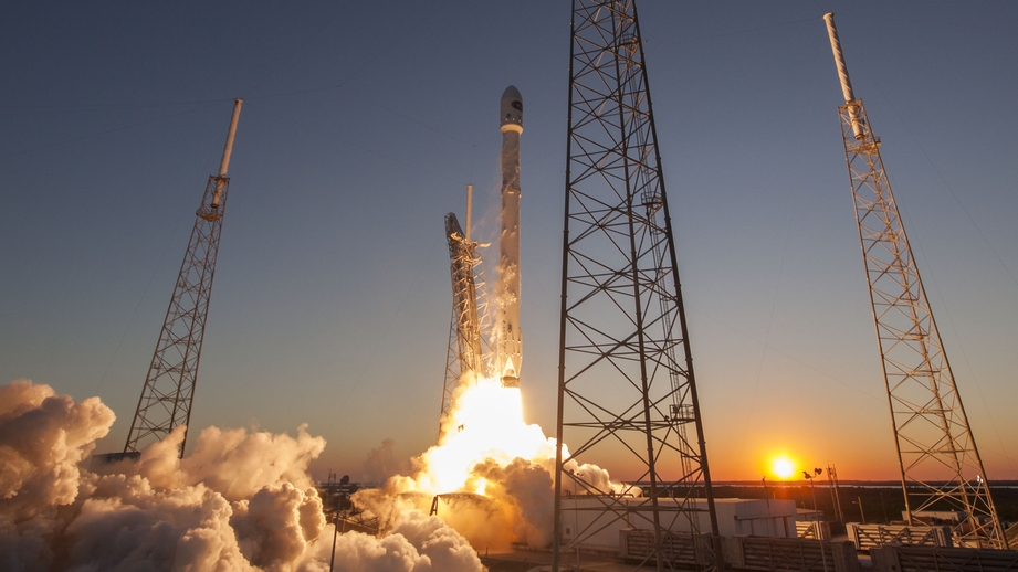 Компания SpaceX сегодня запустит ракету Falcon 9 со спутником связи
