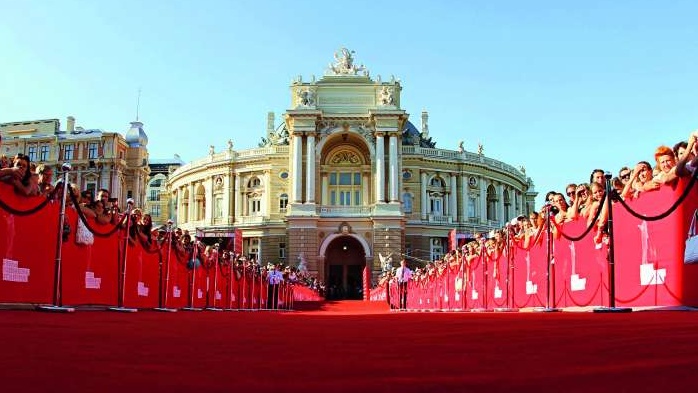 Красная дорожка в золотых пайетках: в Одессе проходит праздничное открытие ОМКФ