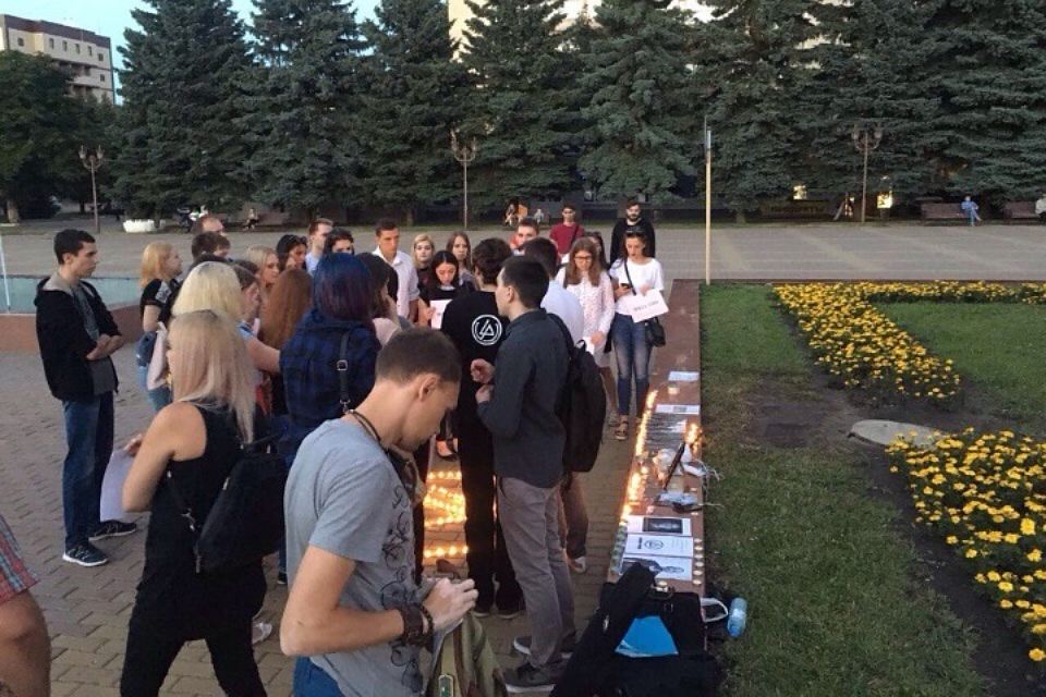 Фанаты Linkin Park устроили стихийный мемориал у посольства США в столице России