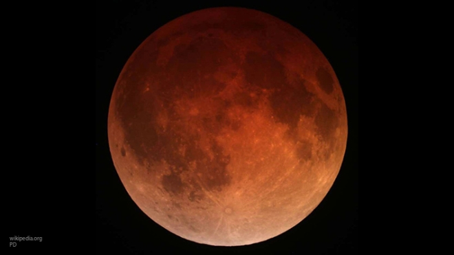 Ученые пояснили феномен «клубничной» Луны