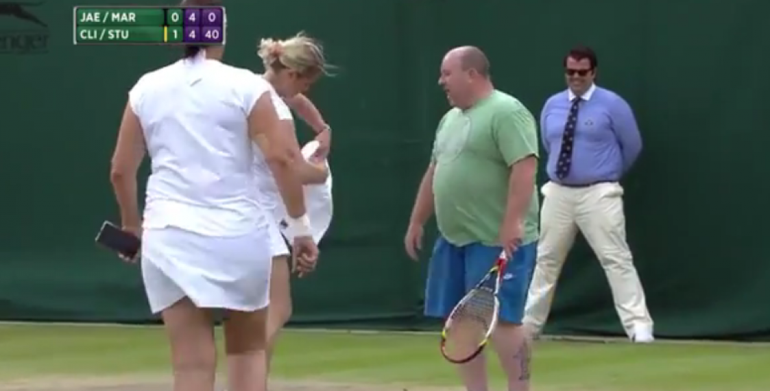 На Уимблдоне теннисистки заставили болельщика выйти на корт и надеть юбку