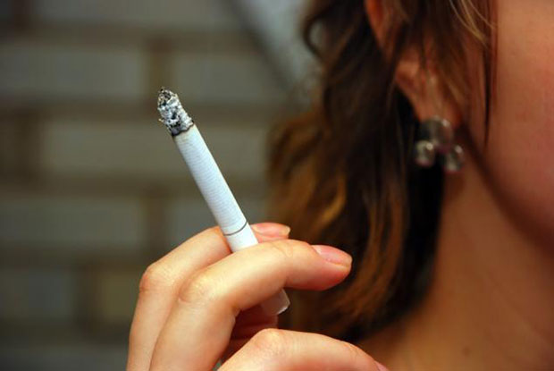 В Российской Федерации предлагают запретить курить около подъездов и в лифтах