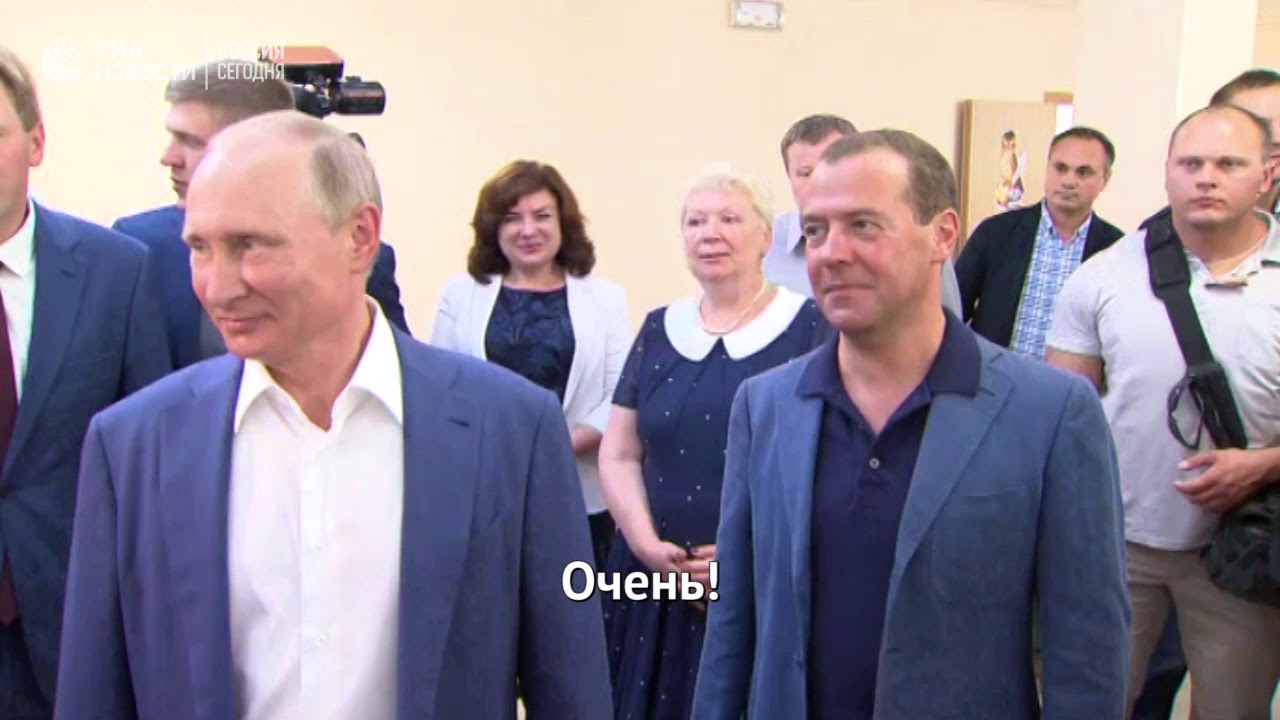 Путин и Дмитрий Медведев посетили новую школу в Севастополе