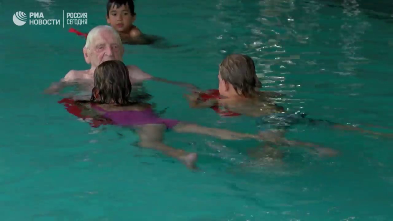 Самый старый инструктор по плаванию в мире