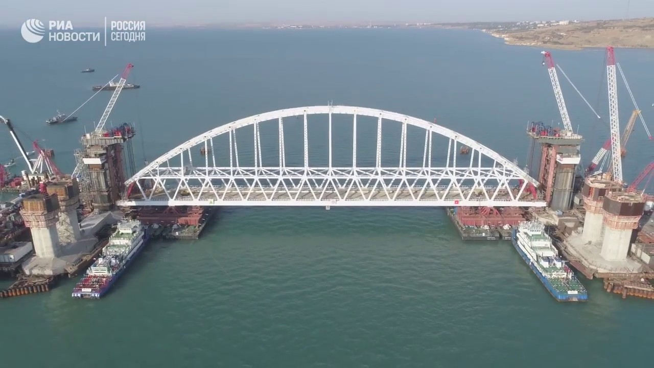Железнодорожную арку Керченского моста доставили на фарватер
