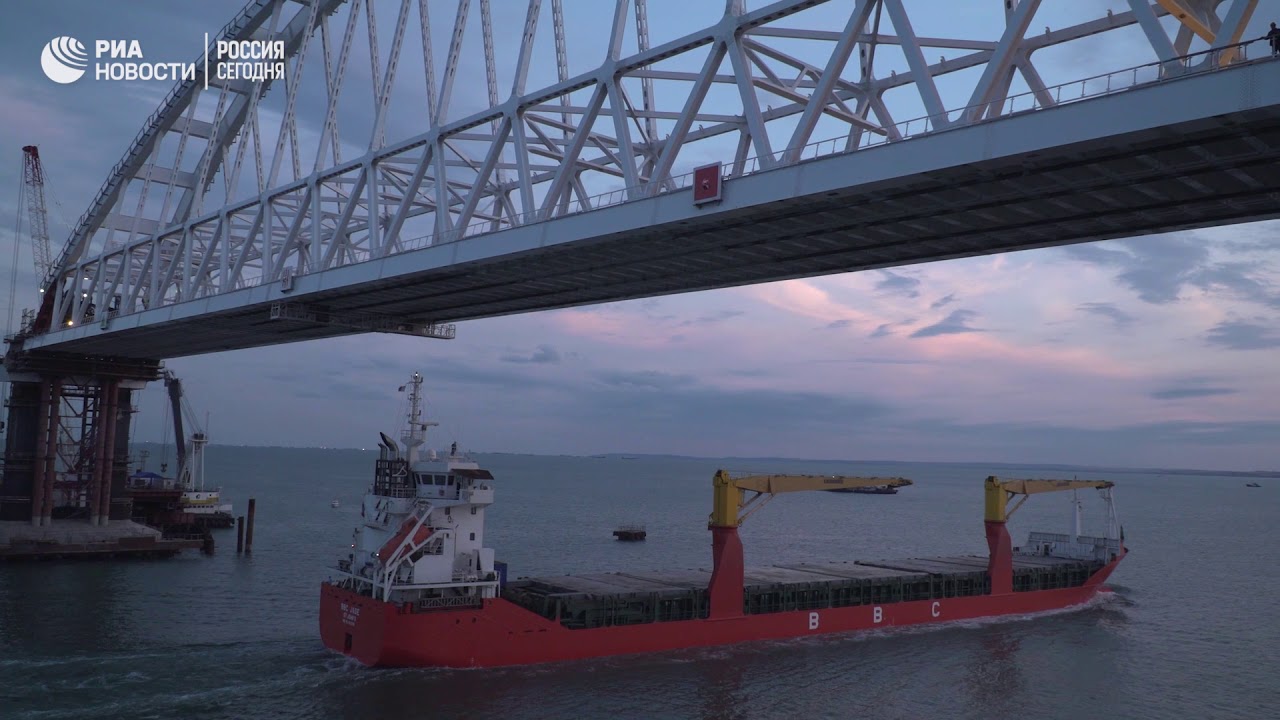 Первое судно под Крымским мостом