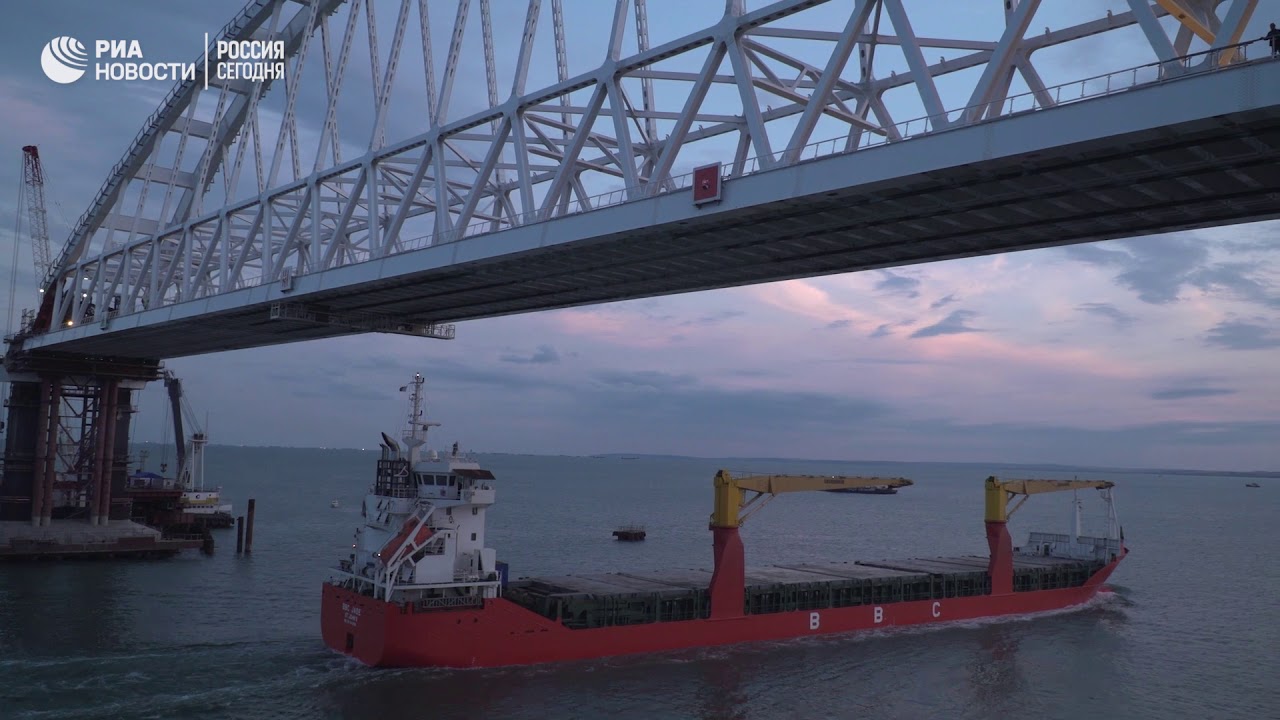 Под аркой моста в Крым прошло первое судно