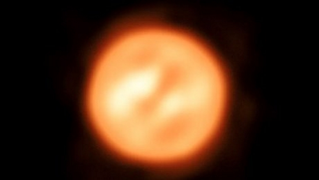 Астрофизики в первый раз сделали неповторимый прямой снимок поверхности и атмосферы далекой звезды