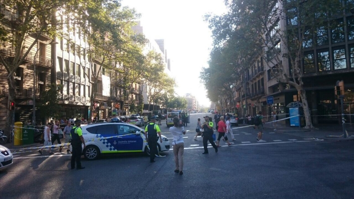 СМИ говорили о 13 жертвах при наезде фургона на толпу в Барселоне