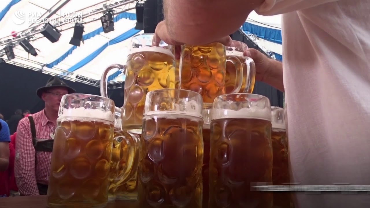 Баварец Оливер Штрумпфель пронес 29 литровых кружек с пивом