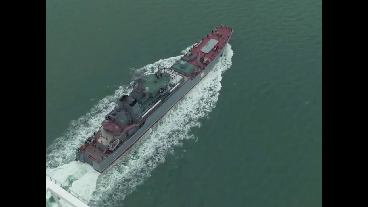Корабль ВМФ прошел под аркой моста в Крым