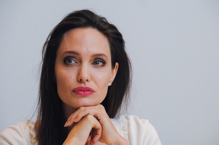 Без нижнего белья возникла Анджелина Джоли на премьере своего фильма