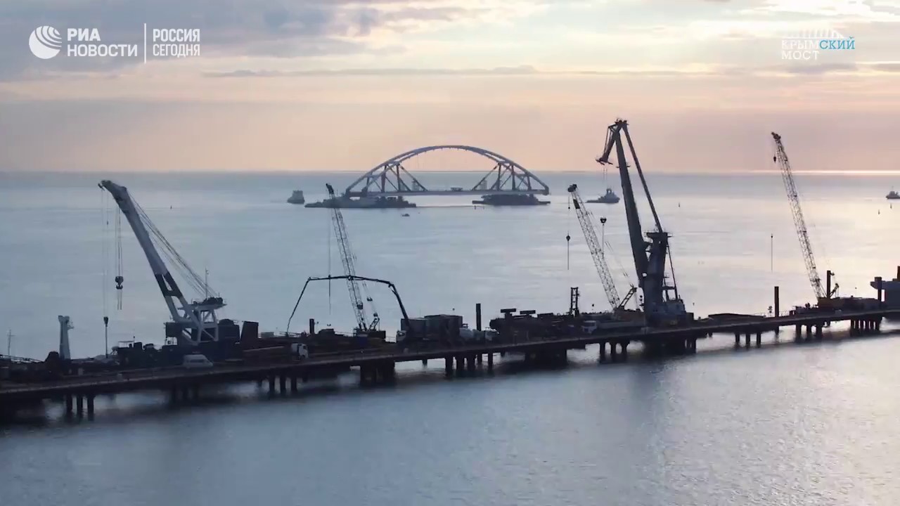 Транспортировка и установка автодорожной арки Крымского моста за 1 минуту