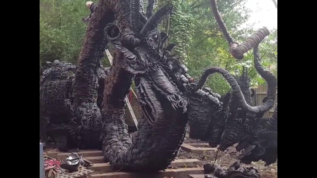 Статуя дракона из старых подков