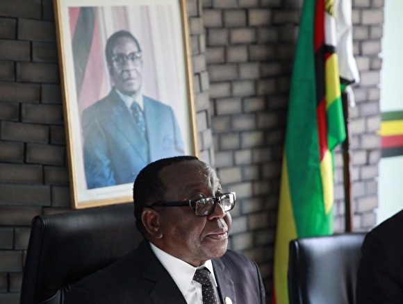 Прошлый вице-президент Зимбабве займет пост Мугабе на протяжении 2-х суток