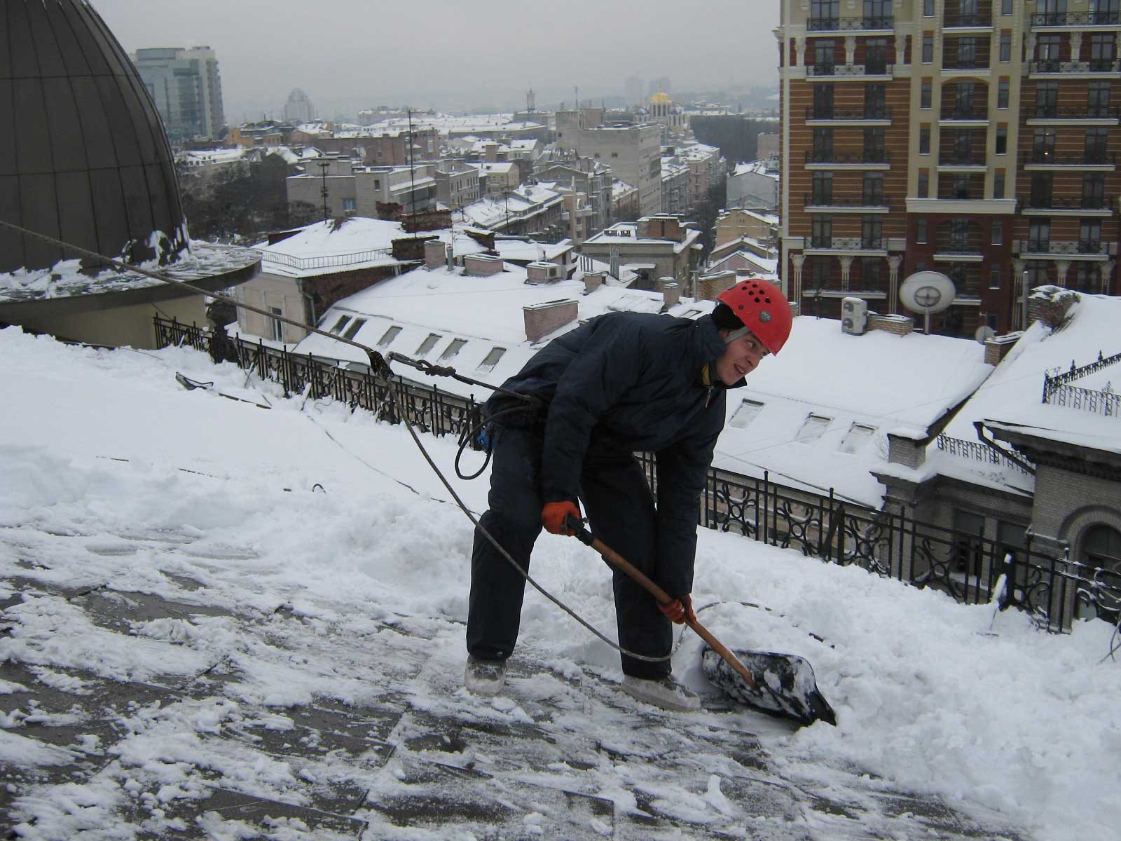 В столице камеры проследят за очисткой крыш от снега