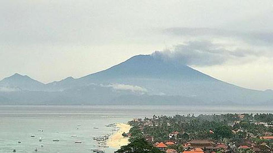 На Бали началось извержение вулкана Агунг