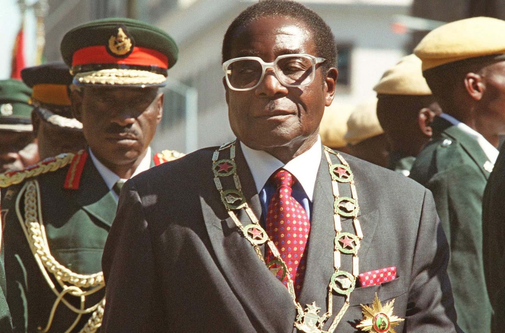 Роберт Мугабе отстранен с поста руководителя правящей партии Зимбабве
