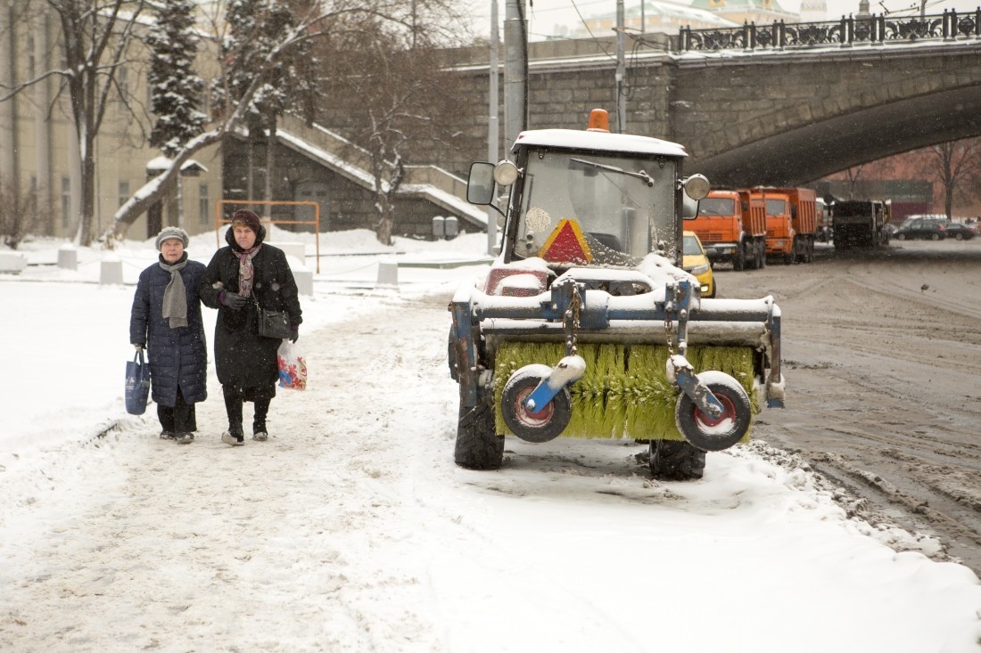 Порядка 500 рабочих вышли для расчистки снега с мостов в столице