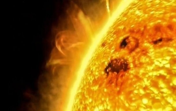 Ученые: На Солнце появился протуберанец в полмиллиона километров