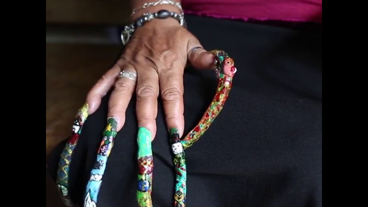 Эта женщина — обладательница самых длинных ногтей в Колумбии