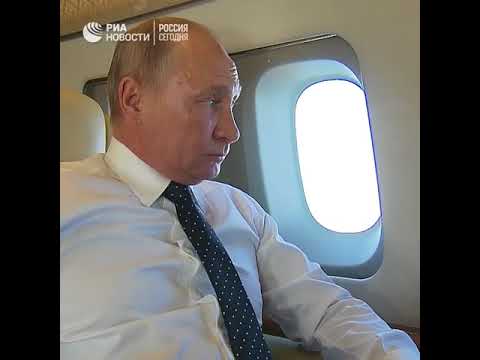 Самолет Владимира Путина на пути в Каир